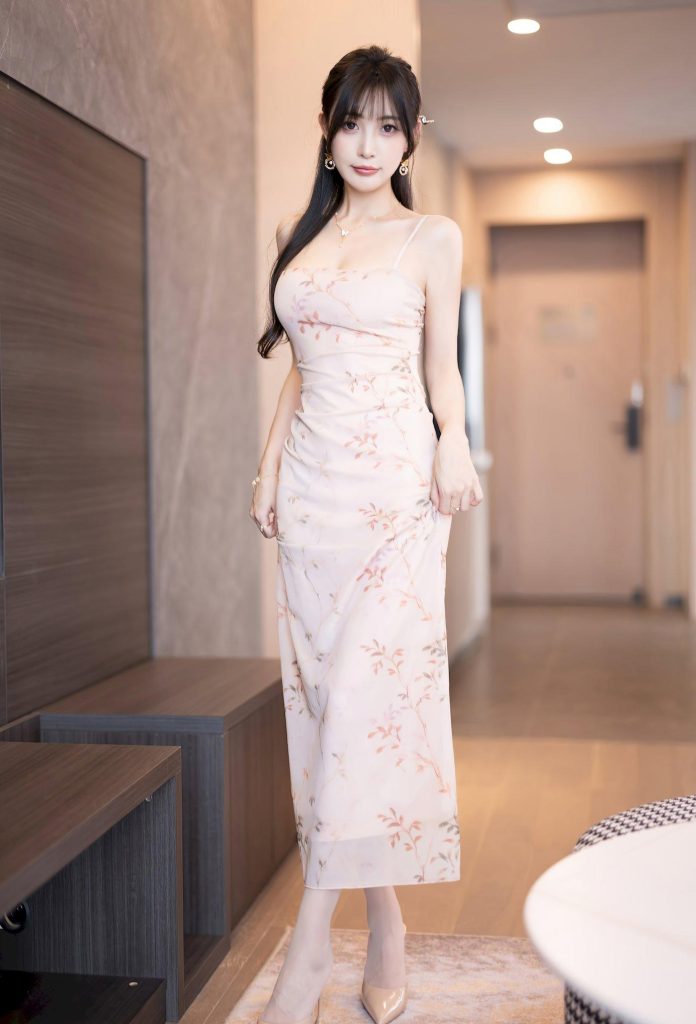 图片[2]-美女街拍：印花裙间的柔光，神似赵丽颖的邻家甜妹感