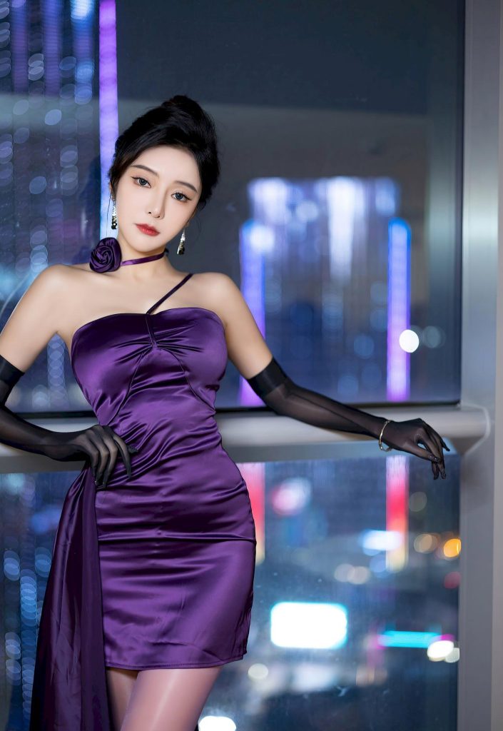 图片[1]-美女街拍：神似杨颖的紫裙魅影！霓虹灯下的优雅与性感并存