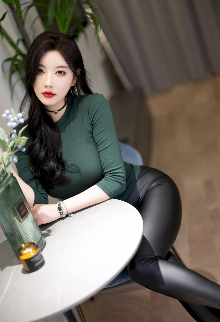 图片[1]-美女图片：神似高圆圆的酷飒造型！墨绿色上衣配皮裤，职场气场全开