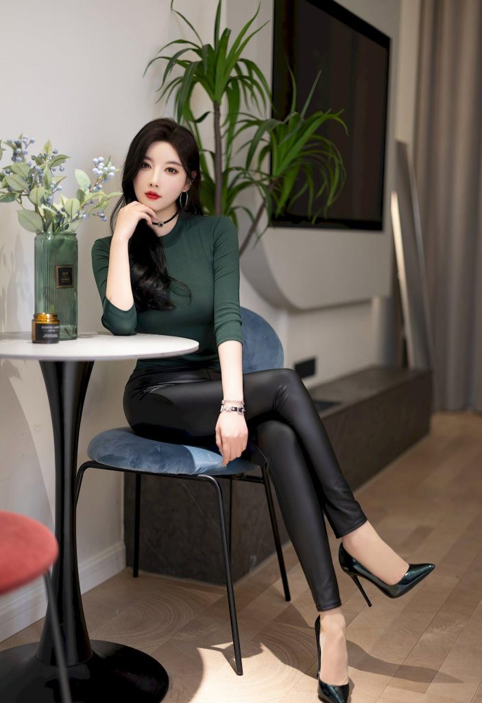 图片[2]-美女图片：神似高圆圆的酷飒造型！墨绿色上衣配皮裤，职场气场全开