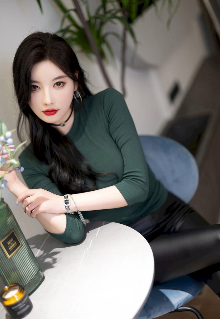 图片[3]-美女图片：神似高圆圆的酷飒造型！墨绿色上衣配皮裤，职场气场全开