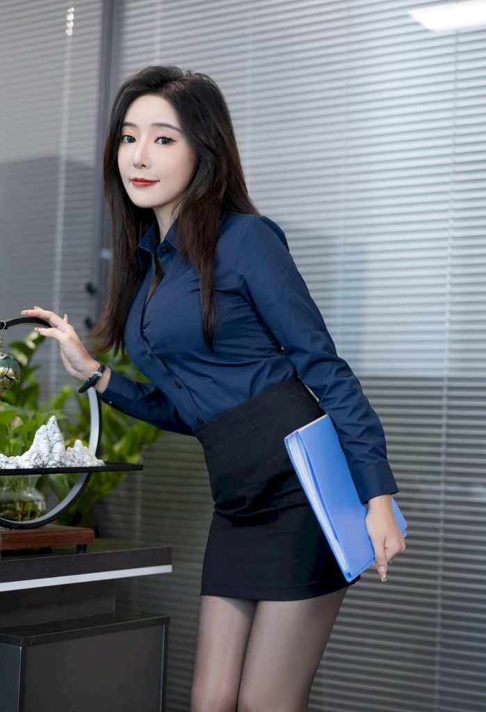 图片[1]-美女图片：神似王馨瑶的职场气场！蓝衬衫+黑裙的干练与柔美并存