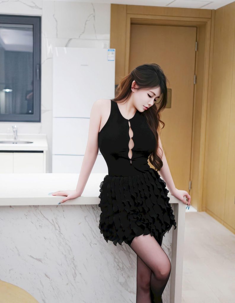 图片[2]-美女街拍：刘亦菲，当黑裙邂逅浴室，是清冷与性感的碰撞