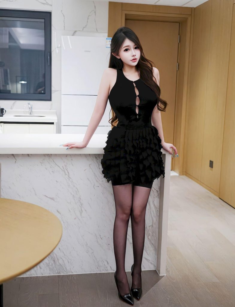 图片[3]-美女街拍：刘亦菲，当黑裙邂逅浴室，是清冷与性感的碰撞