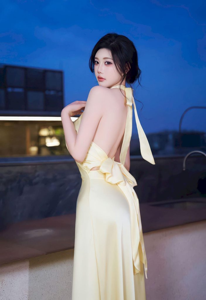 图片[2]-cosplay：张含韵，黄裙下的侧颜，是清甜与妩媚的平衡
