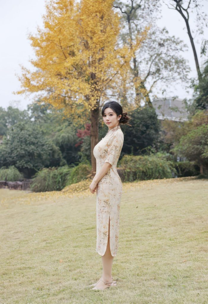 美女图片：金晨，金黄旗袍映秋光，温婉如晨露初绽306-高清美女套图，你想要的都有。