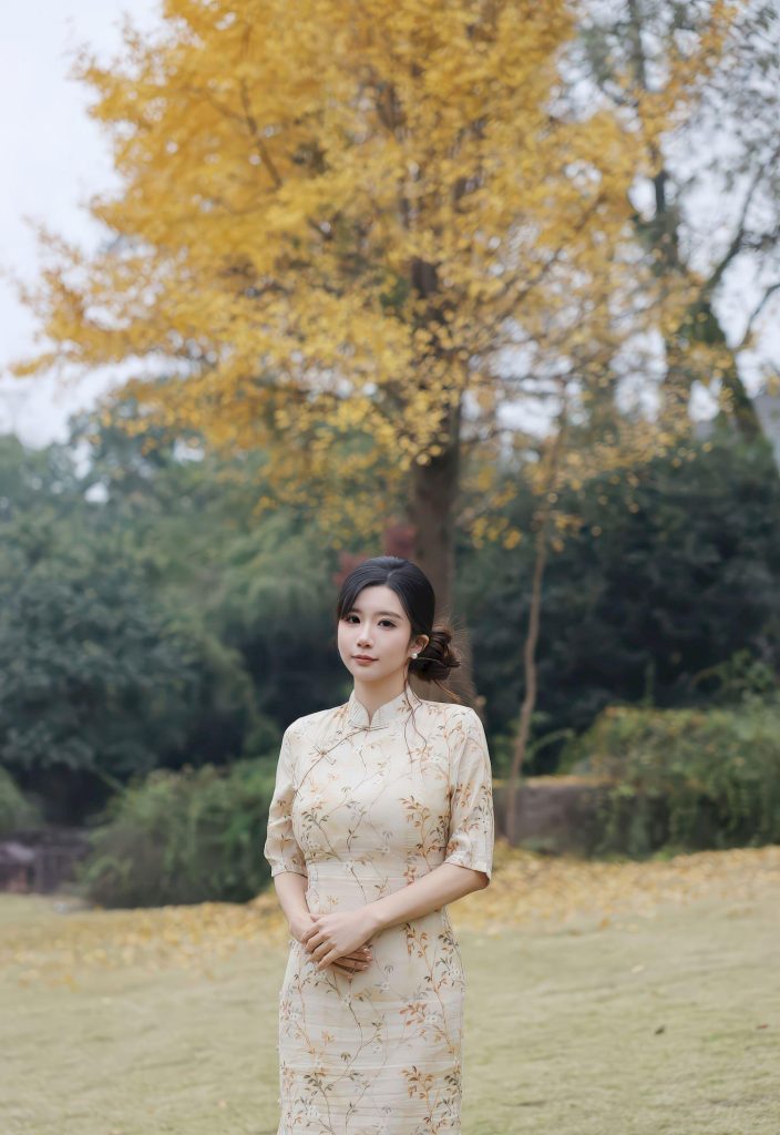 图片[2]-美女图片：金晨，金黄旗袍映秋光，温婉如晨露初绽