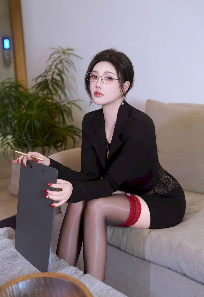 美女图片：神似刘亦菲的知性御姐，西装红边丝袜尽显职场风情317-高清美女套图，你想要的都有。