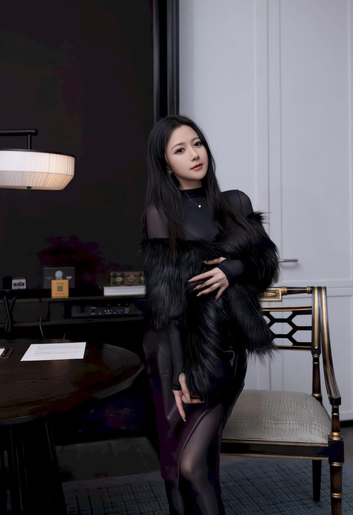 美女套图：神似张予曦，黑绒外套配黑丝，冷艳氛围感拉满324-高清美女套图，你想要的都有。