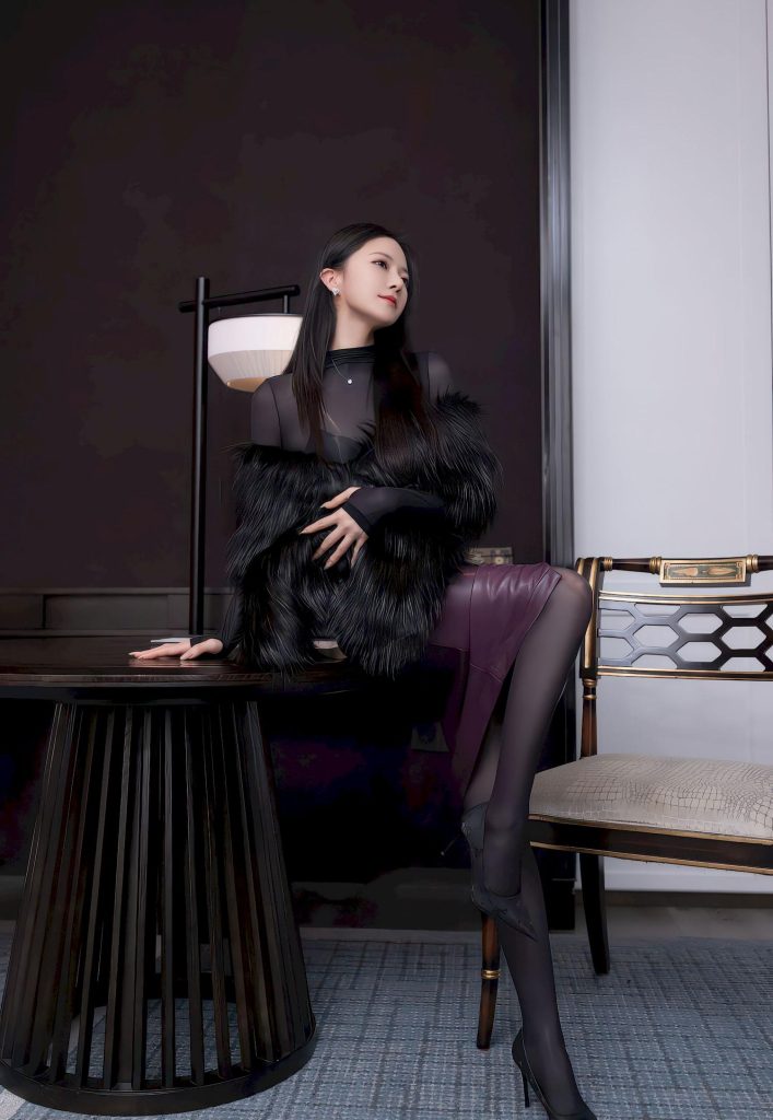 图片[3]-美女套图：神似张予曦，黑绒外套配黑丝，冷艳氛围感拉满