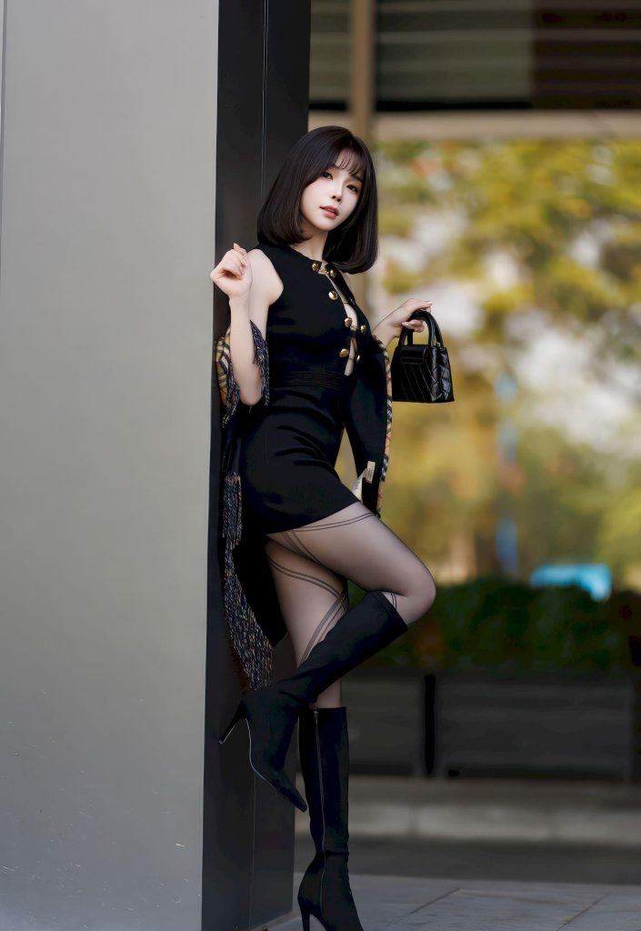 图片[2]-美女写真：神似李知恩的都市丽人，黑裙格纹外套的氛围感拉满