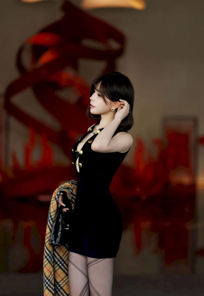 图片[3]-美女写真：神似李知恩的都市丽人，黑裙格纹外套的氛围感拉满