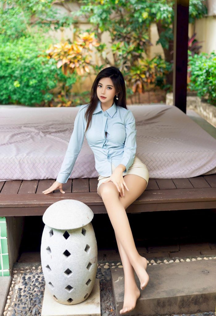 美女写真：女神绮里嘉ula淡蓝上衣搭配白色短裙358-高清美女套图，你想要的都有。