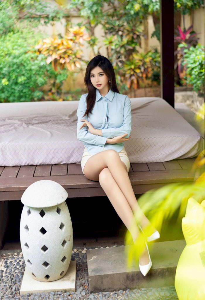 图片[2]-美女写真：女神绮里嘉ula淡蓝上衣搭配白色短裙