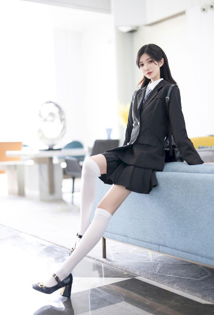美女街拍：程程程-日系学妹制服白色长筒袜357-高清美女套图，你想要的都有。