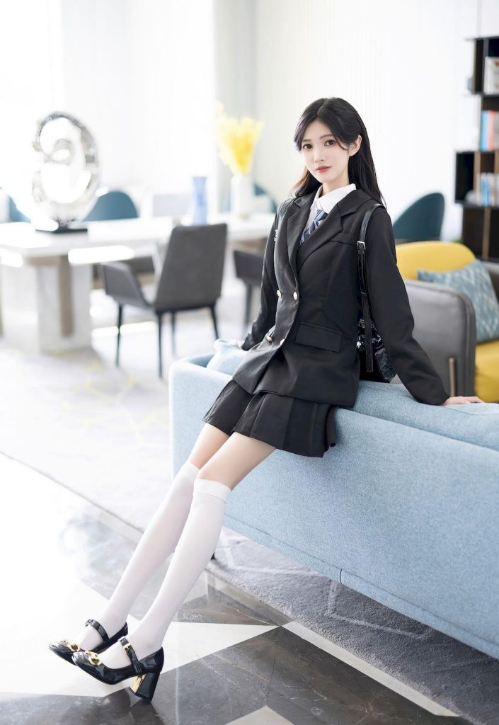 图片[2]-美女街拍：程程程-日系学妹制服白色长筒袜