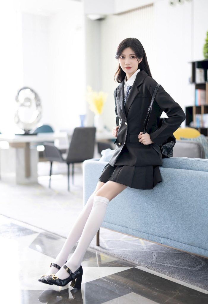 图片[3]-美女街拍：程程程-日系学妹制服白色长筒袜